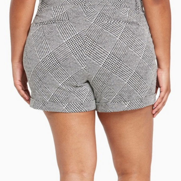 Torrid Herringbone Rolled Cuff Shorts NWT! Size 24 - Picture 3 of 3